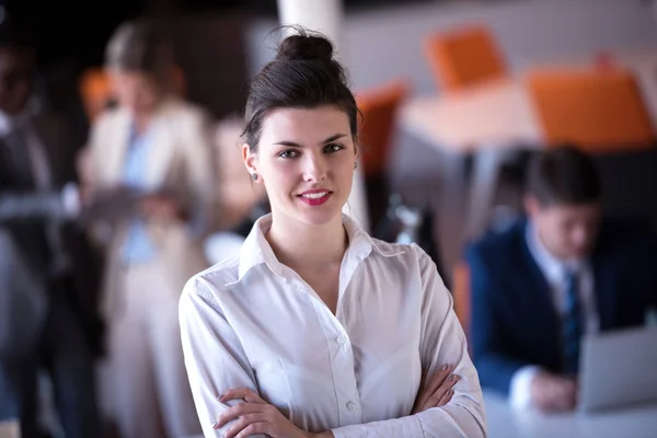 Geschäftsfrau im Büro — Stockfoto