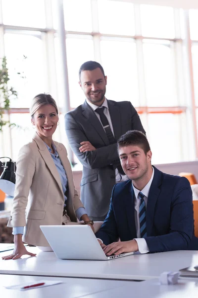 Équipe d'affaires au bureau — Photo