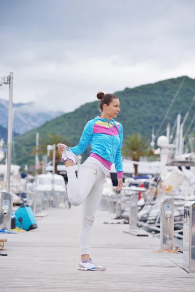 Mulher se alongando na marina — Fotografia de Stock