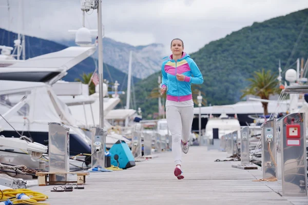 Donna che fa jogging a marina — Foto Stock