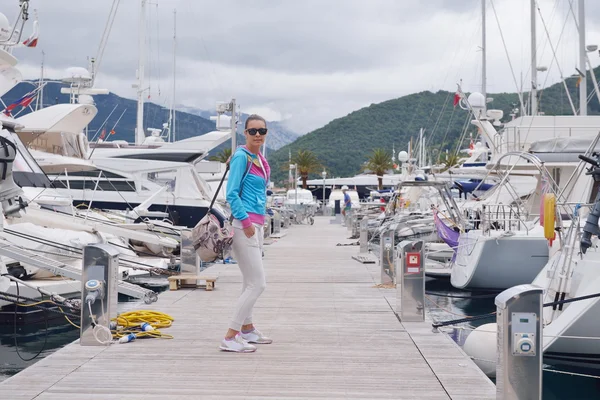 Junge Frau zu Fuß in Marina — Stockfoto