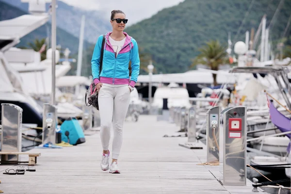 Young woman walking in marina — Stock Photo, Image