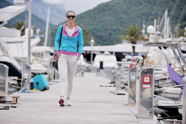 Mujer joven caminando en marina —  Fotos de Stock