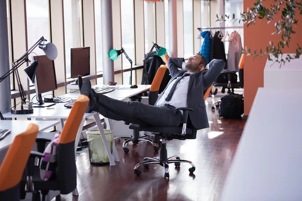 Geschäftsmann im Büro — Stockfoto