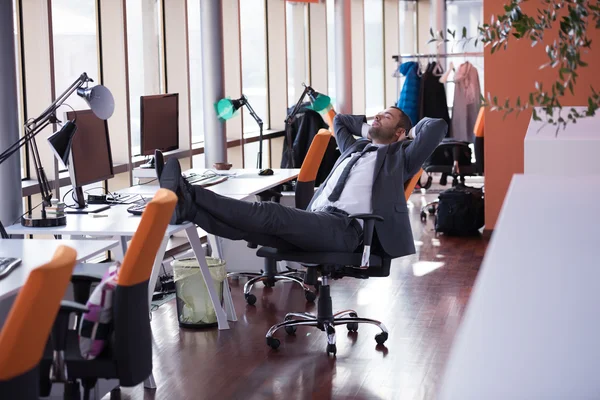 Hombre de negocios en la oficina —  Fotos de Stock