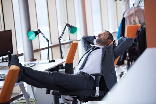 Geschäftsmann im Büro — Stockfoto