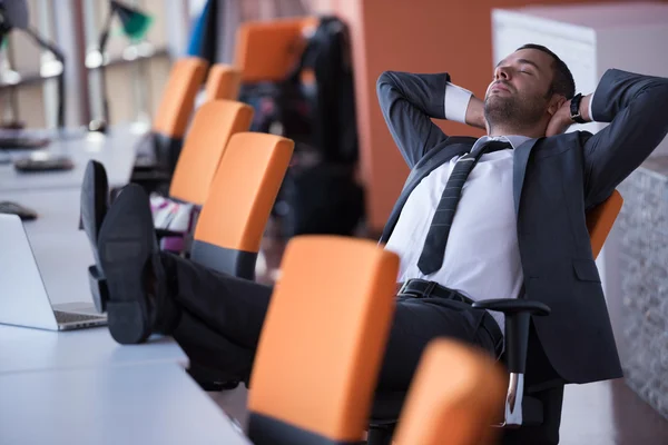 Geschäftsmann im Büro — Stockfoto