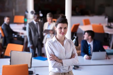 İş kadını ofiste.