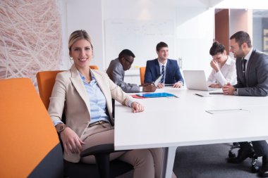 İş kadını ofiste.