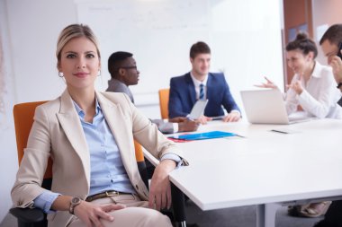 İş kadını ofiste.