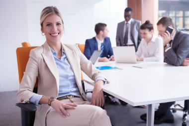 İş kadını ofiste.