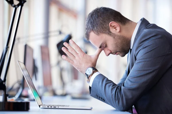 Jeune homme d'affaires frustré — Photo