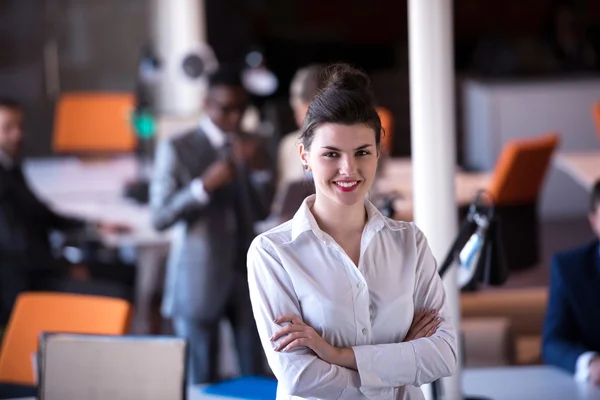 Femme d'affaires au bureau — Photo