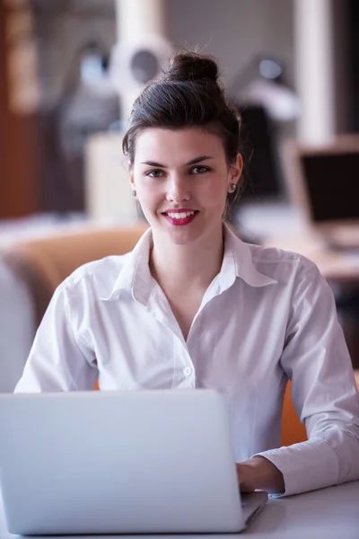 Femme d'affaires au bureau — Photo