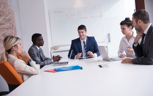 Деловые люди, команда в офисе
