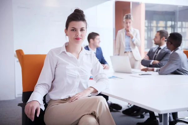 Femme d'affaires au bureau — Photo