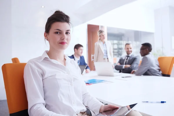 Femme d'affaires au bureau — Photo