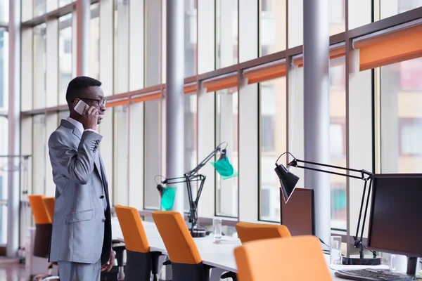 Empresário afro-americano falando ao telefone — Fotografia de Stock