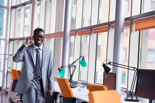 Afro-Amerikaanse zakenman praten over de telefoon — Stockfoto