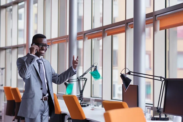 Африканский американский бизнесмен разговаривает по телефону — стоковое фото