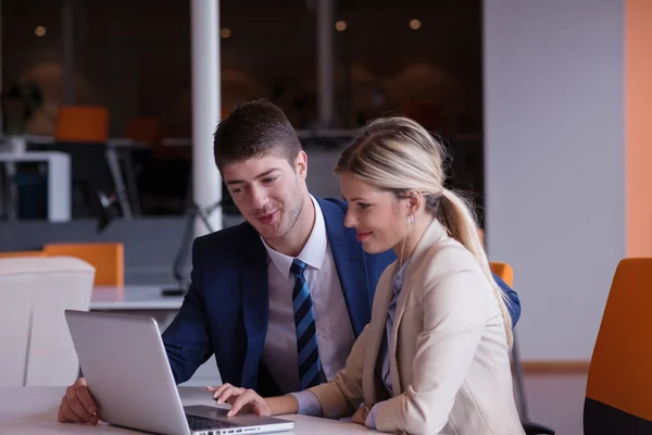 Equipo de gente de negocios en la oficina — Foto de Stock