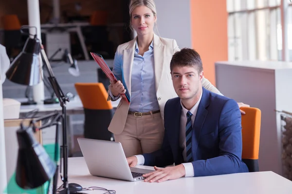 Team di uomini d'affari in ufficio — Foto Stock