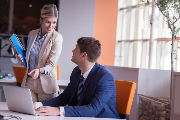 Equipo de gente de negocios en la oficina — Foto de Stock