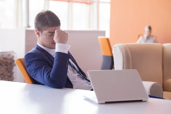 Geschäftsmann im Büro — Stockfoto