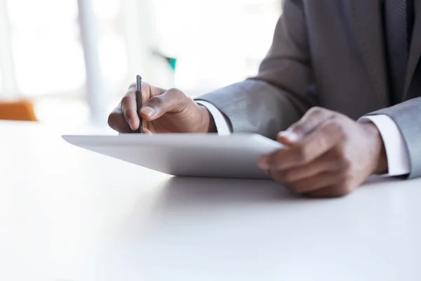 Empresário afro-americano com computador tablet — Fotografia de Stock