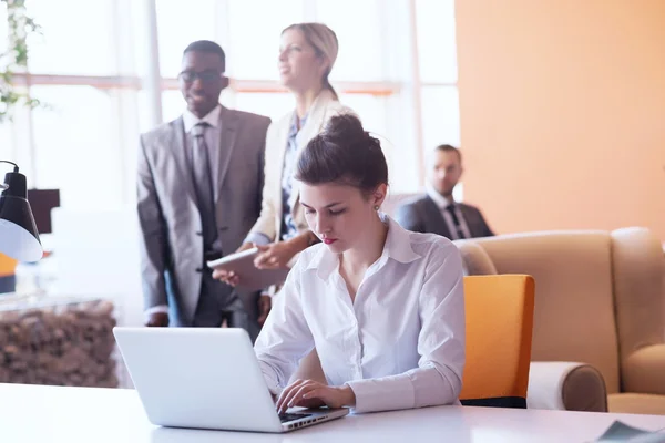 Équipe d'affaires au bureau — Photo