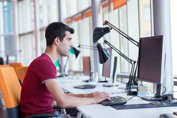 Geschäftsmann im Büro — Stockfoto