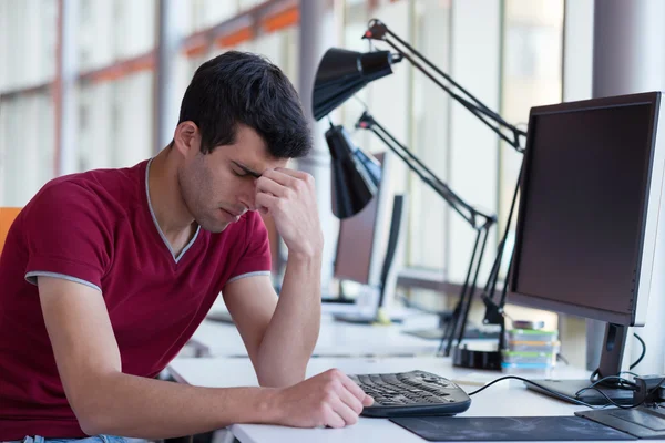 Hombre de negocios en la oficina — Foto de Stock