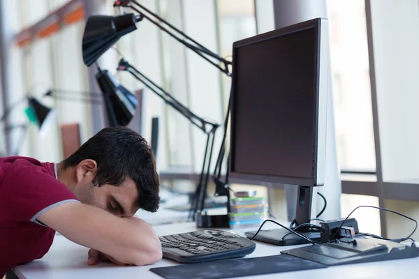 Geschäftsmann im Büro — Stockfoto