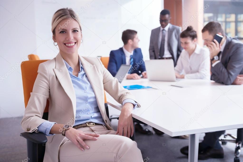 Роль руководителя в организации. В организации работает один директор. Структура управления проектом. Руководители в лодке. Совещание в офисе.