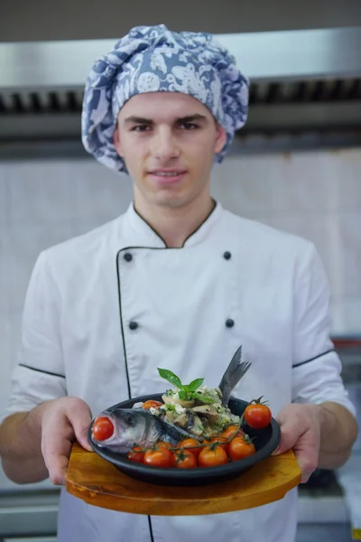 Bello chef vestito in uniforme bianca — Foto Stock