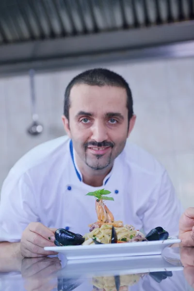 Chef decorando ensalada de pasta —  Fotos de Stock