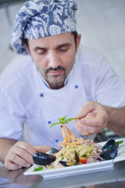 Chef decorando ensalada de pasta —  Fotos de Stock