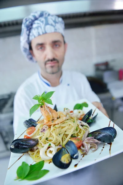 Chef decorando ensalada de pasta —  Fotos de Stock