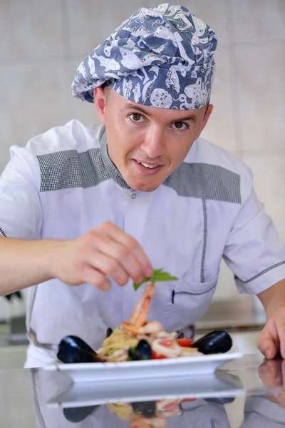 Chef bonito em uniforme branco — Fotografia de Stock