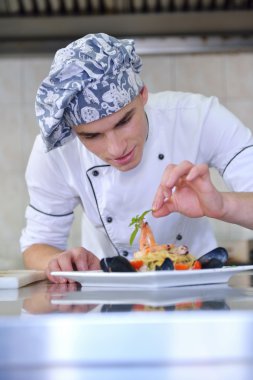 Beyaz üniformalı yakışıklı Şef giyinmiş