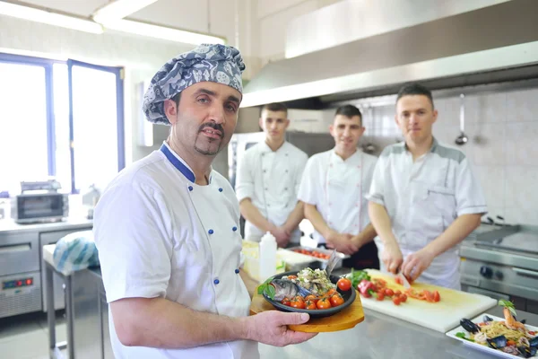 Grupo de guapos chefs vestidos de uniforme blanco — Foto de Stock