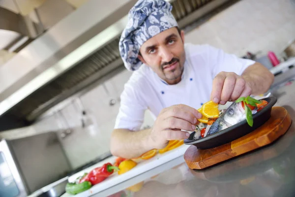 Chef servindo farinha de peixe — Fotografia de Stock