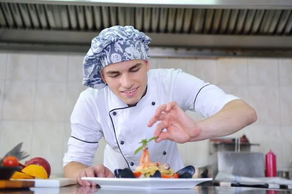 Chef bonito vestido com uniforme branco — Fotografia de Stock