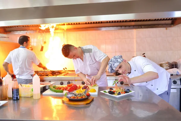 Groupe de beaux chefs vêtus d'uniforme blanc — Photo