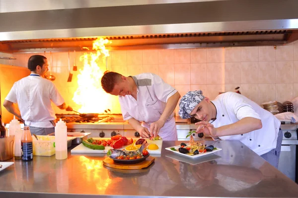 Groep van knappe chef-koks gekleed in witte uniform — Stockfoto