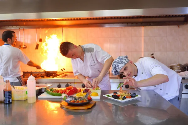 Grupo de guapos chefs vestidos de uniforme blanco —  Fotos de Stock