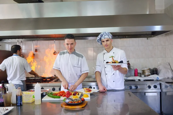 Groep van knappe chef-koks gekleed in witte uniform — Stockfoto