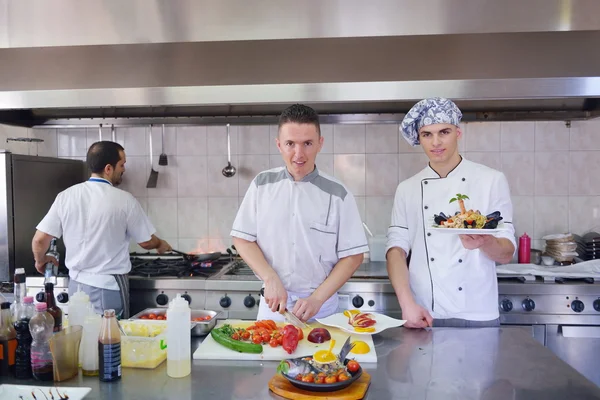 Grupo de guapos chefs vestidos de uniforme blanco —  Fotos de Stock