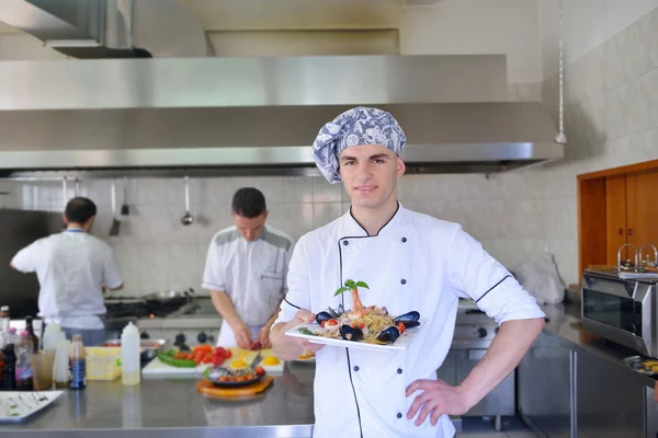 Grupo de guapos chefs vestidos de uniforme blanco —  Fotos de Stock