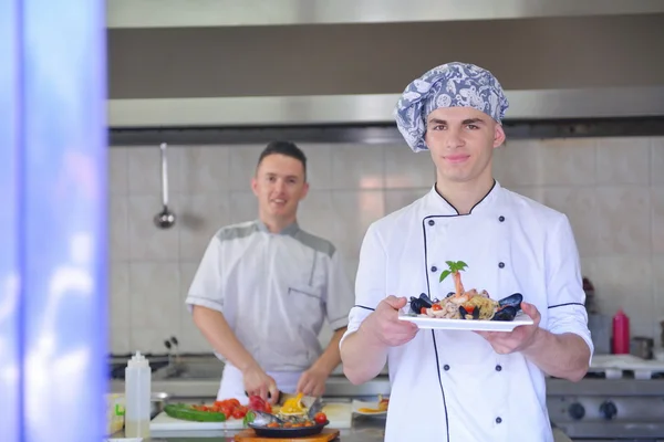 Chef decoração salada de macarrão — Fotografia de Stock